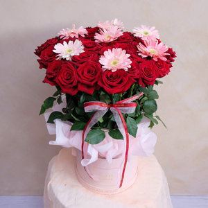 Haute Roses & Gerbera - Midi Round Box w/ Wrapper